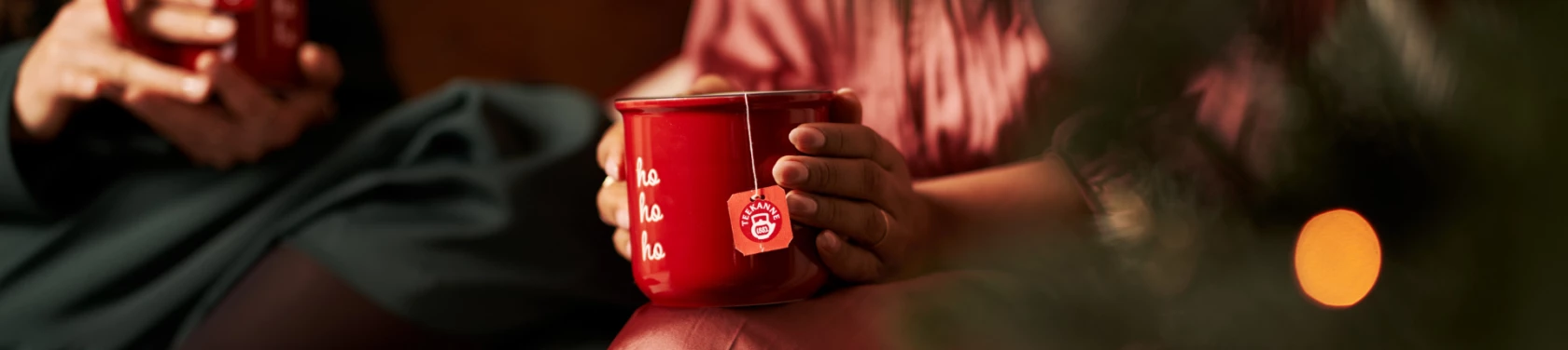 Tee-Moment neben Weihnachtsbaum