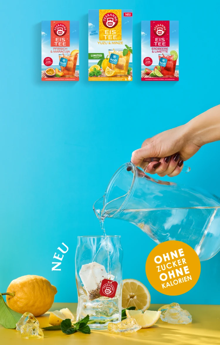 Jemand gießt Wasser von Hand in ein Glas mit Eistee, daneben liegen Zitronenscheiben, Minze und Teebeutel; türkisfarbene Schrift: „Ohne Zucker und Kalorien“.