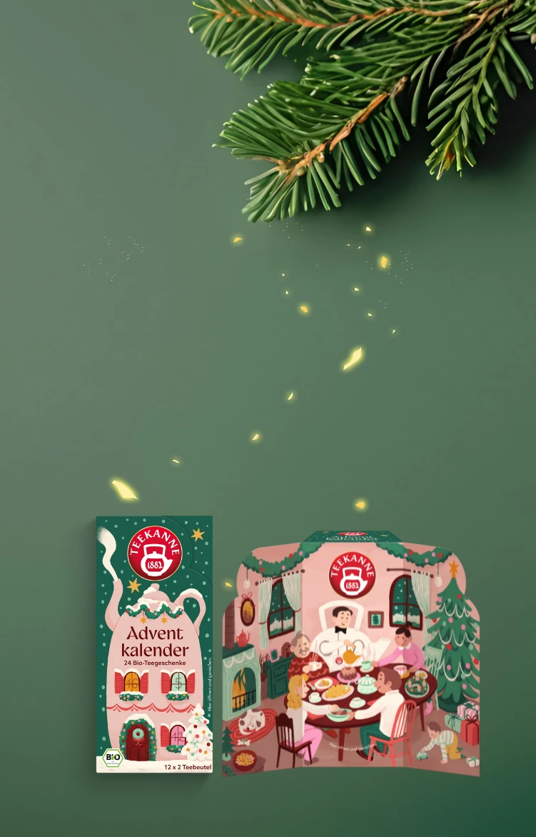 Weihnachtliche Adventskalender-Anhänger hängen zwischen Tannenzweigen vor einem grünen Hintergrund mit weihnachtlichen Motiven.
