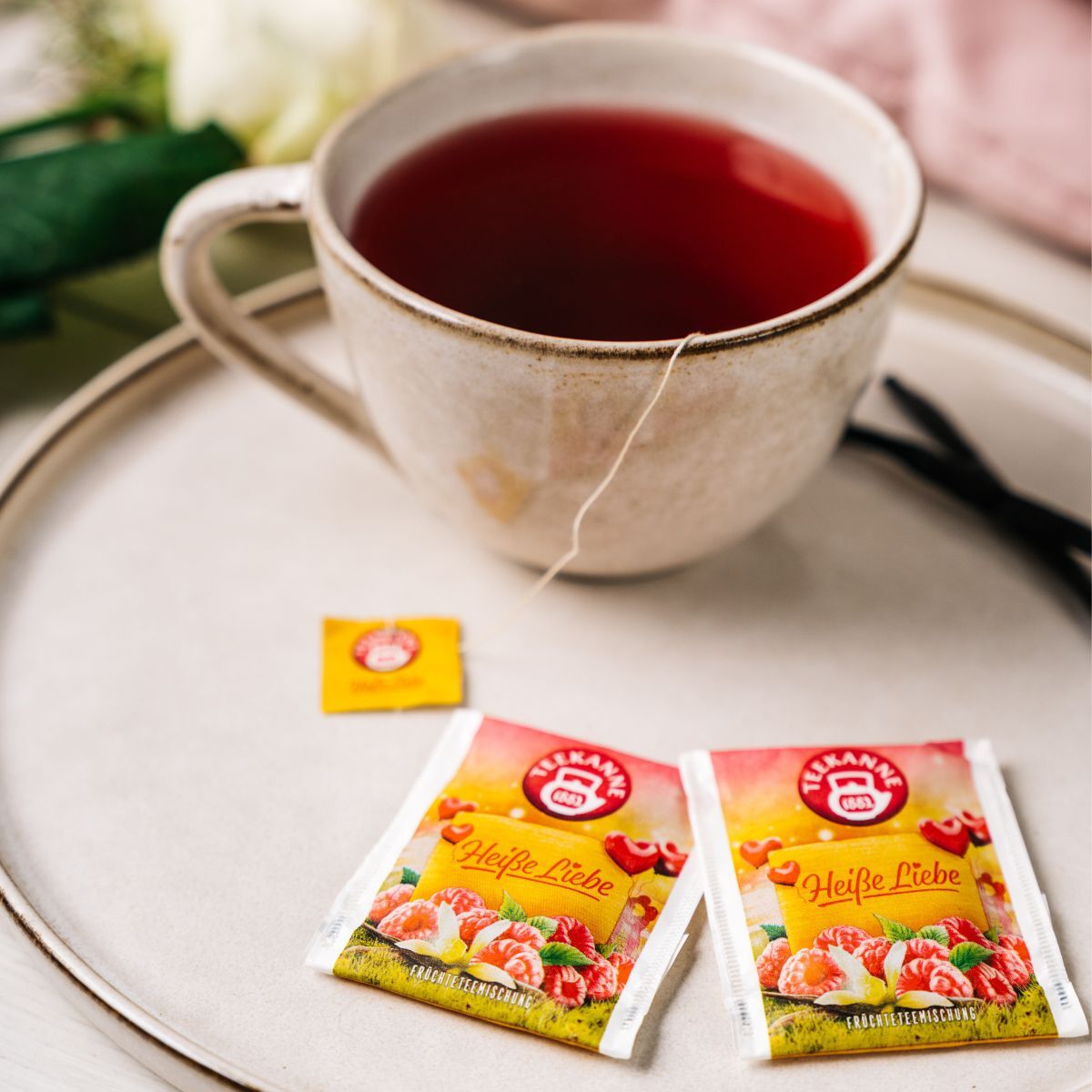 Tasse mit Früchtetee und Teebeuteln