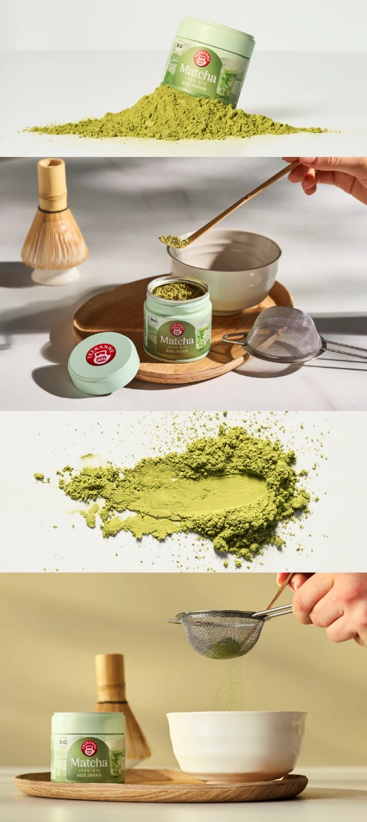 Ein Glas mit Bio-Matcha-Grünteepulver ist zusammen mit einem Schneebesen, einem Löffel und einem Sieb abgebildet; das Pulver ist sowohl lose als auch bereits in eine Schüssel gesiebt und somit bereit für die Zubereitung zu sehen.